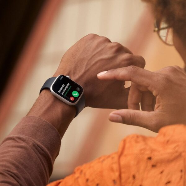 Apple Watch Series 8 GPS 45mm Caixa de Alumínio com Bracelete Desportiva Meia Noite